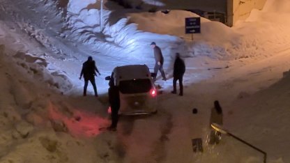 Yüksekova’da kar yağışı: Araçlar imece usulü kurtarıldı