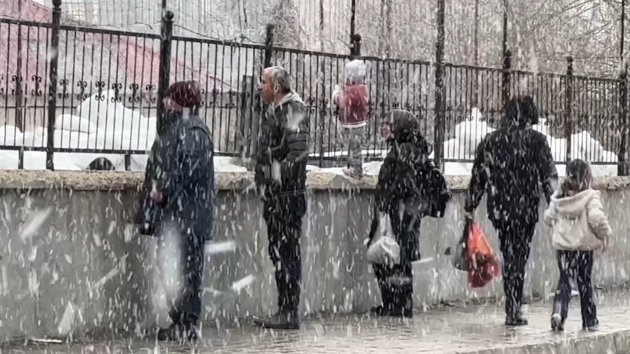 Yüksekova’da kar yağışı ilçeyi beyaza bürüdü