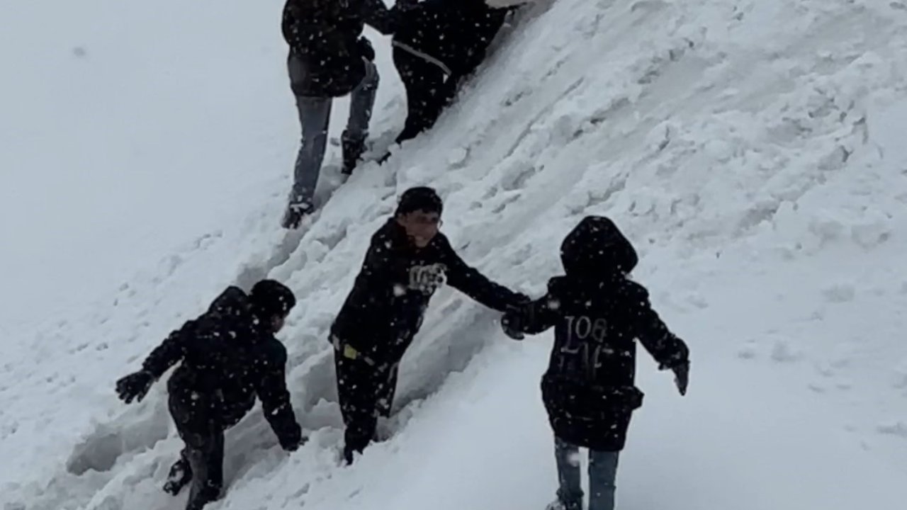 Yüksekova’da tepsiler kızak oldu, karlı yamaçlar oyun alanına dönüştü