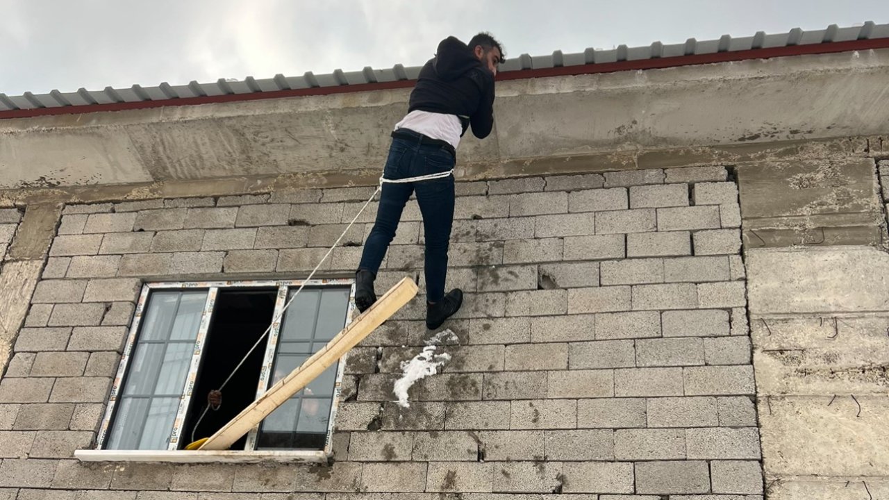 Yüksekova’da yürekleri ağza getiren kaza: Çatıda asılı kalan vatandaş kurtarıldı