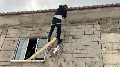 Yüksekova’da yürekleri ağza getiren kaza: Çatıda asılı kalan vatandaş kurtarıldı