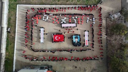 Yunus Emre MTAL’de öğrenciler 103 Türk bayrağı açarak Cumhuriyeti selamladı