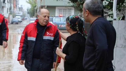 Yüreğir Belediyesi selde mağdur olan vatandaşları yalnız bırakmadı