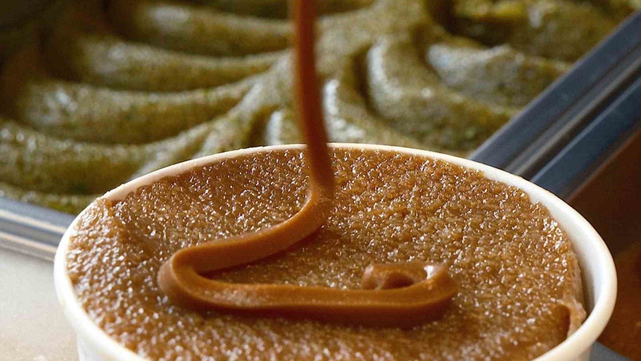 Yüzlerce yıllık tatlıyı dondurmayla buluşturdu; şimdi dünyaya satıyor