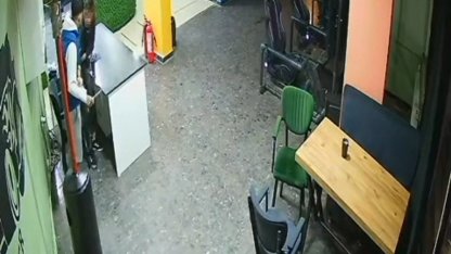 17 yaşındaki çocuğun bıçaklandığı anlar güvenlik kamerasında