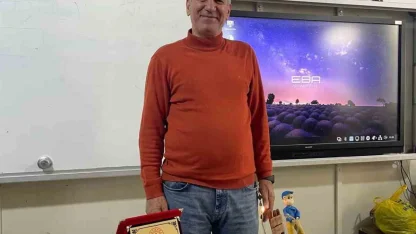 40 yıllık öğretmenlik hayatını güllerle uğurlanarak noktaladı