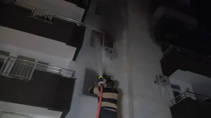 5 katlı binada korkutan yangın:2 kişi dumandan etkilendi