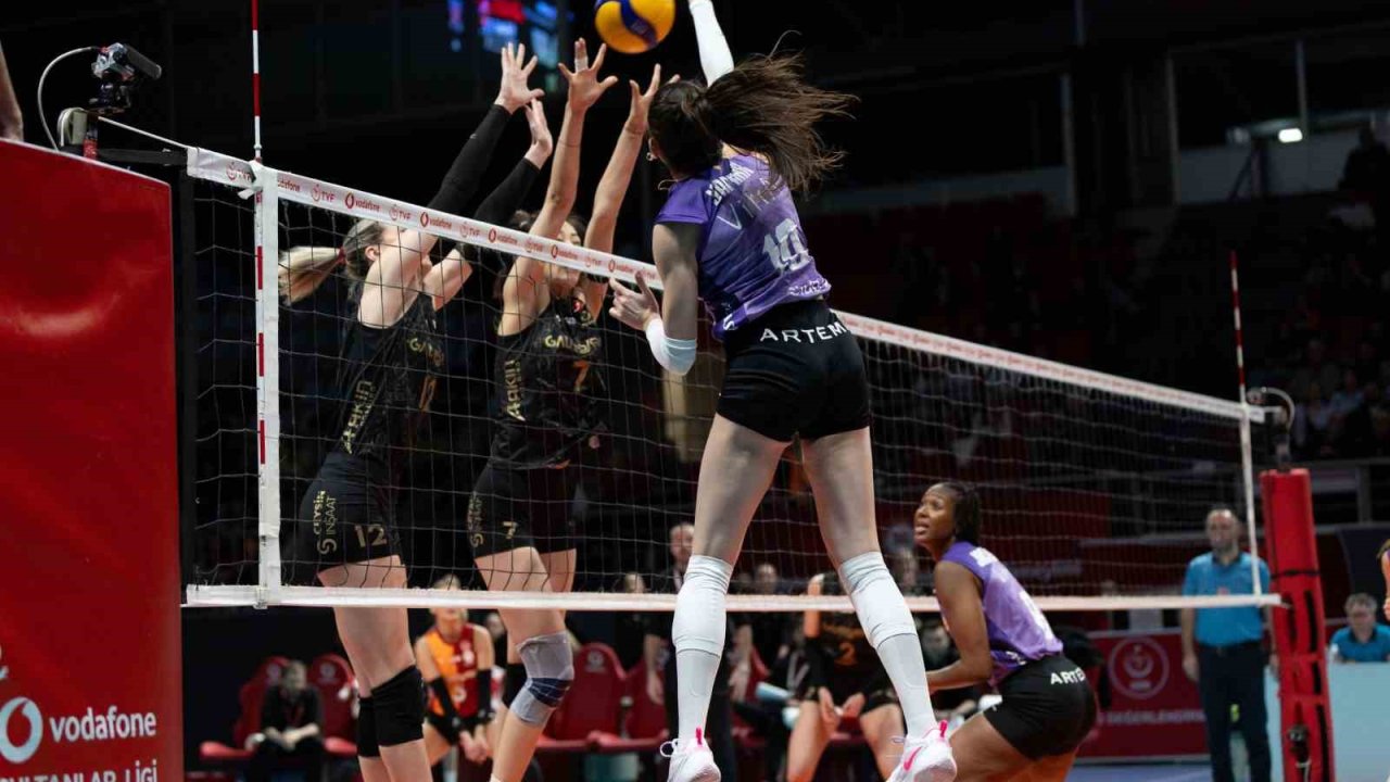 5 setlik derbinin galibi Eczacıbaşı Dynavit