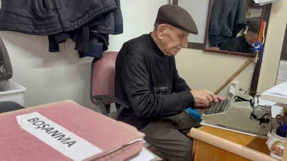93 yaşındaki arzuhalci mesleğini ilk günkü aşkla sürdürüyor
