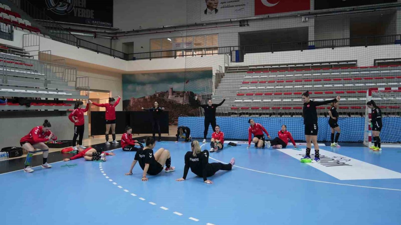 A Milli Kadın Hentbol Takımı, Çekya maçının hazırlıklarını Kastamonu’da sürdürdü