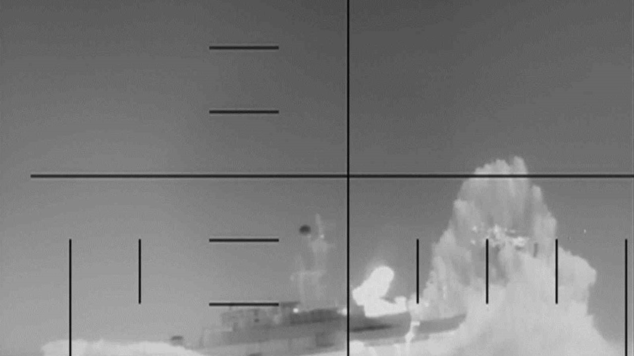 ABD, İran’a ait savaş gemisinin torpido ile vurulma anlarını paylaştı