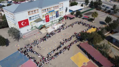 Adana’da ara tatile giren öğrenciler okul bahçesinde bayramlaştı