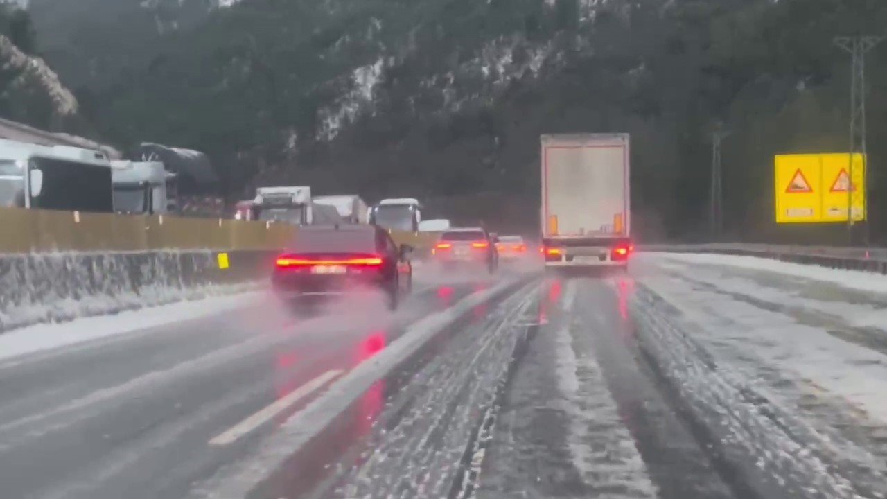 Adana’da dolu ulaşımda aksamalara neden oldu