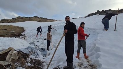 Ağrı Dağı eteklerinde kar depolama mesaisi
