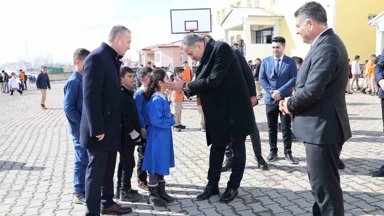 Ağrı Valisi Bozkurt, okullarda incelemelerde bulundu