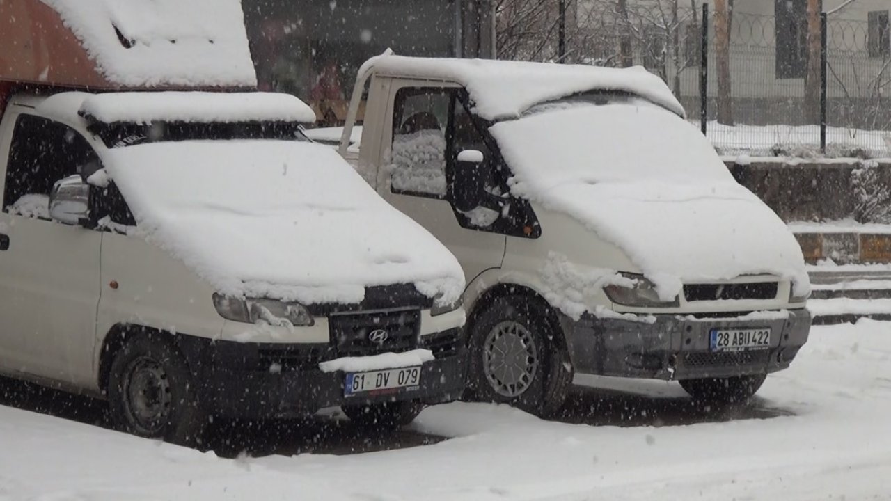 Ahlat’ta mart karı sürprizi: 11 köy yolu ulaşıma kapandı