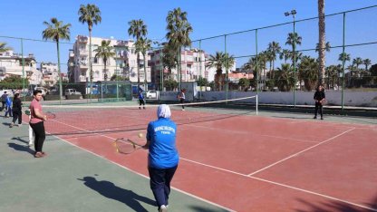 Akdeniz Belediyesinin tenis kursu genç yetenekleri yetiştiriyor