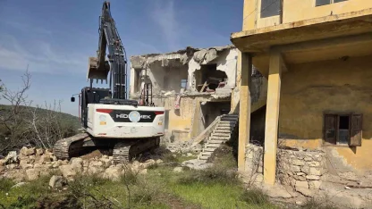 Akdeniz’de metruk binalar bir bir yıkılıyor