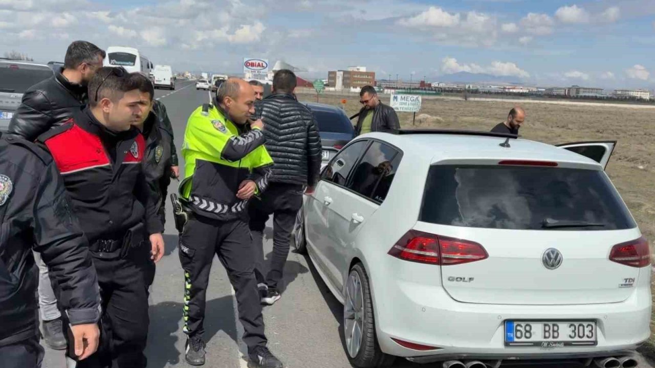Aksaray’da nefes kesen şüpheli polis kovalamacası kamerada: 3 gözaltı