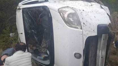 Akseki-Manavgat Karayolunda hafif ticari araç şarampole devrildi: 1’i ağır 6 yaralı