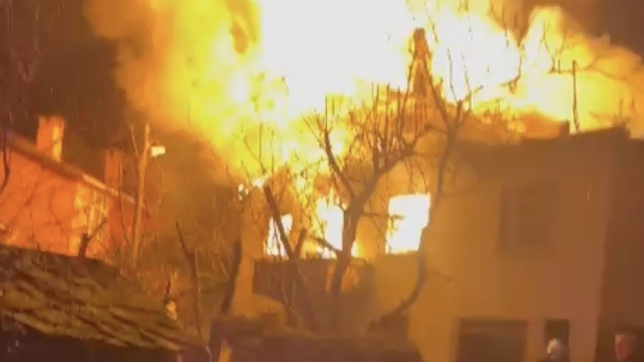 Alevlere teslim olan iki katlı ev kullanılmaz hale geldi