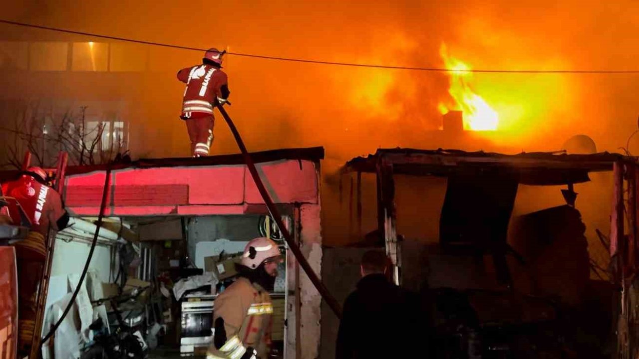 Alevlerin geceyi aydınlattığı yangında ev ve otomobil küle döndü
