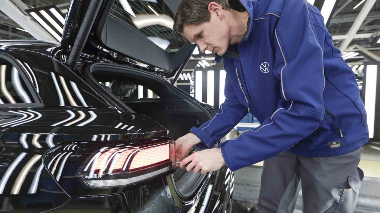 Alman otomotiv sektöründe kriz: Volkswagen 50 bin kişiyi işten çıkaracak