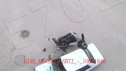 Amasya’da motosiklet ile otomobilin çarpıştığı kaza kamerada