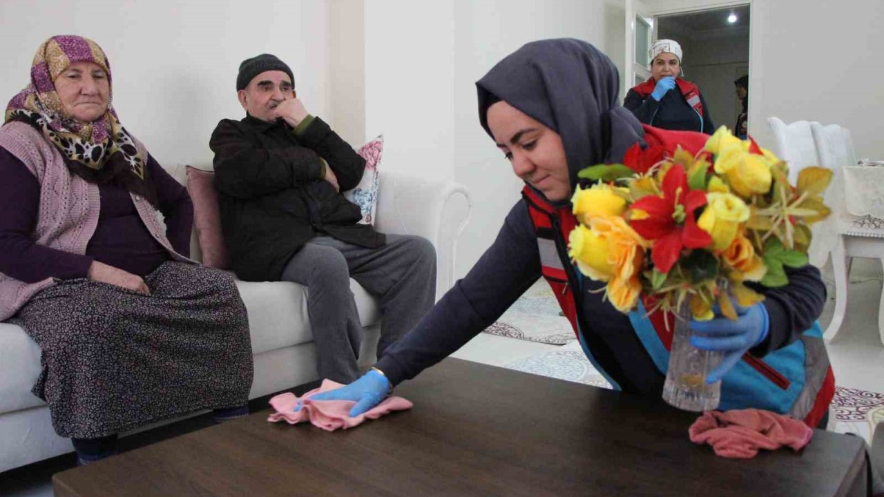 Amasya’da yaşlıların bayram temizliğini ‘vefalı eller’ yaptı