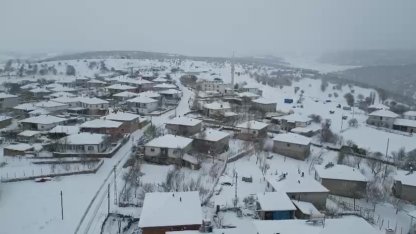 Amasya’ya Mart ayında kış geri döndü, Alan köyünde karlı yol greyderle açıldı