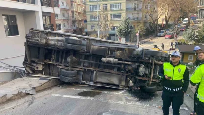 Ankara’da devrilen kamyonet güvenlik kamerasına yansıdı