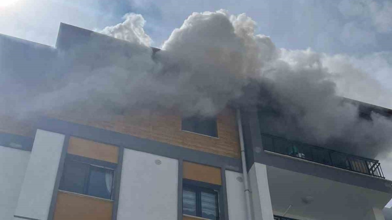 Antakya’da alevlere teslim olan ev kullanılmaz hale geldi