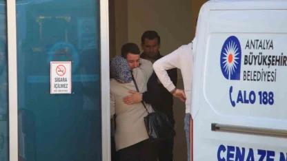 Antalya’da bariyerlere çarpan motosikletli hayatını kaybetti