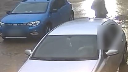 Aracın altında kalmaktan son anda kurtuldu