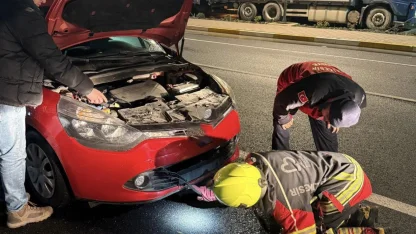Aracın motoruna giren tilki ekiplerce kurtarıldı