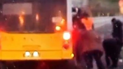 Arnavutköy’de çamurlu yolda ilerleyemeyen İETT otobüsünü vatandaşlar itti