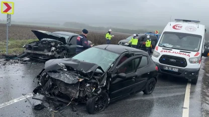 Arnavutköy’de iki araç çarpıştı: 3 kişi yaralandı