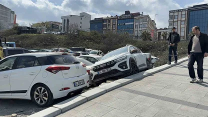 Arnavutköy’de park etmek isterken araçların üzerine çıktı