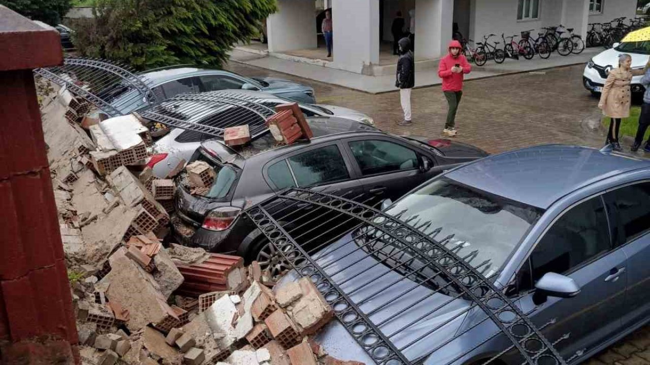Aşırı yağış istinat duvarını yıktı: 5 araç zarar gördü