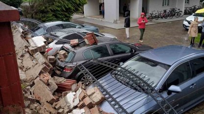 Aşırı yağış istinat duvarını yıktı: 5 araç zarar gördü