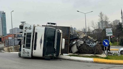 Ataşehir’de kamyon devrilerek yan yattı