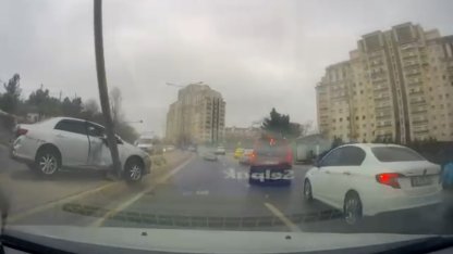 Ataşehir’de kontrolden çıkan araç elektrik direğini devirdi: Faciadan saniyelerle kurtuldu