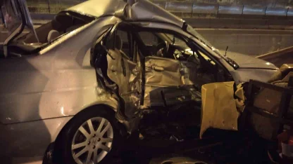 Ataşehir’de kontrolden çıkan otomobil bariyerlere ok gibi saplandı: 1 Ağır yaralı