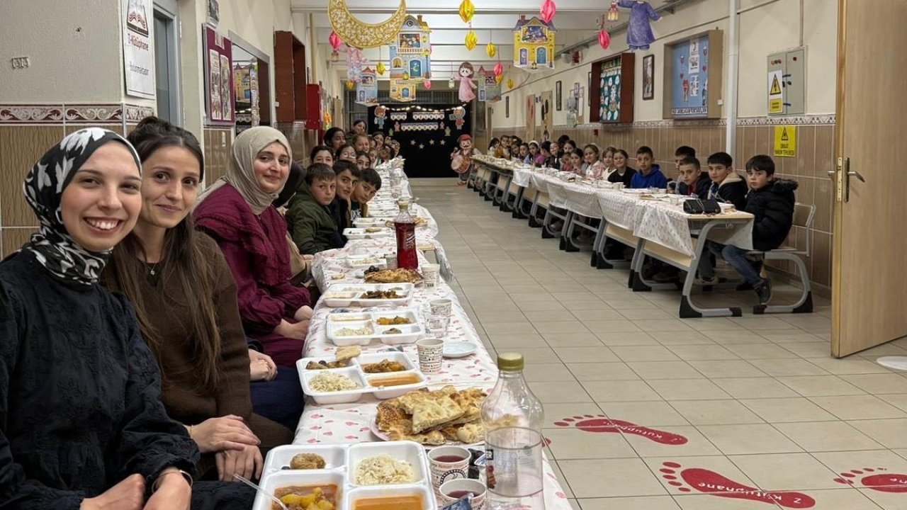 Aydıntepe’de öğretmenler ve öğrenciler iftar sofrasında bir araya geldi