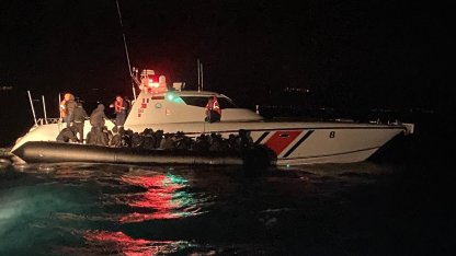 Ayvalık’ta motoru arızalanan botla denizde sürüklenen 39 göçmen kurtarıldı