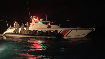 Ayvalık’ta motoru arızalanan botla denizde sürüklenen 39 göçmen kurtarıldı