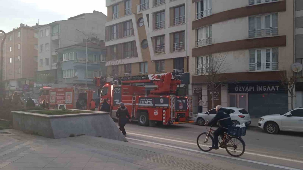 Bacada çıkan yangın sonucu cadde dumanla kaplandı