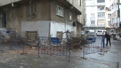 Bağcılar’da bir binanın çatısı çöktü: 2 araç hasar gördü