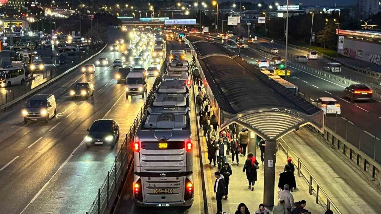 Bahçelievler’de metrobüs ayağının üstünden geçen kadın yaralandı
