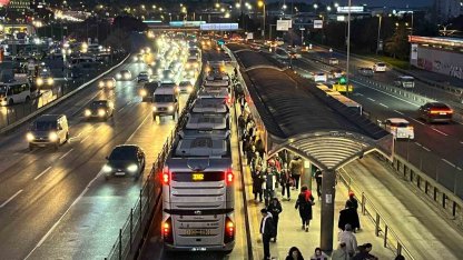 Bahçelievler’de metrobüs ayağının üstünden geçen kadın yaralandı